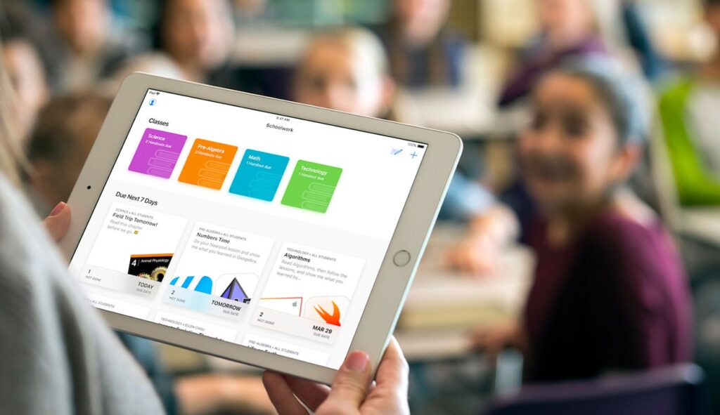 Classroom 3.2 è una nuova e potente app per iPad e Mac che aiuta i docenti a fare lezione, distribuire i materiali didattici e gestire i dispositivi degli studenti. Può essere usata sia negli ambienti one-to-one, sia in quelli con dispositivi condivisi.
