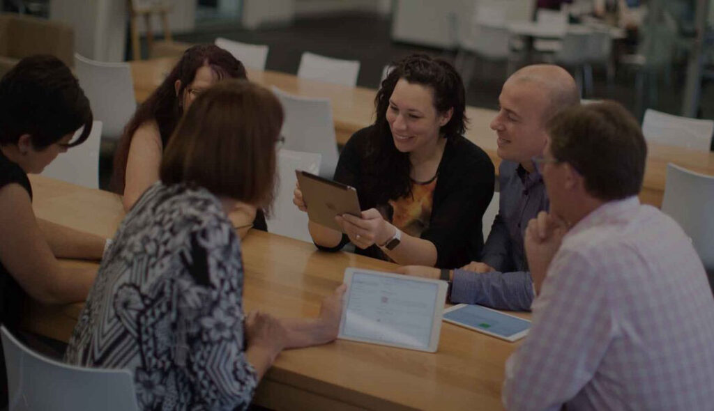 Apple Teacher sostiene gli insegnanti nel loro percorso di aggiornamento professionale continuo con prodotti che li aiutano a creare esperienze di apprendimento coinvolgenti per gli studenti. Prepariamoci a prendere in nostro primo badge con questo webinar!