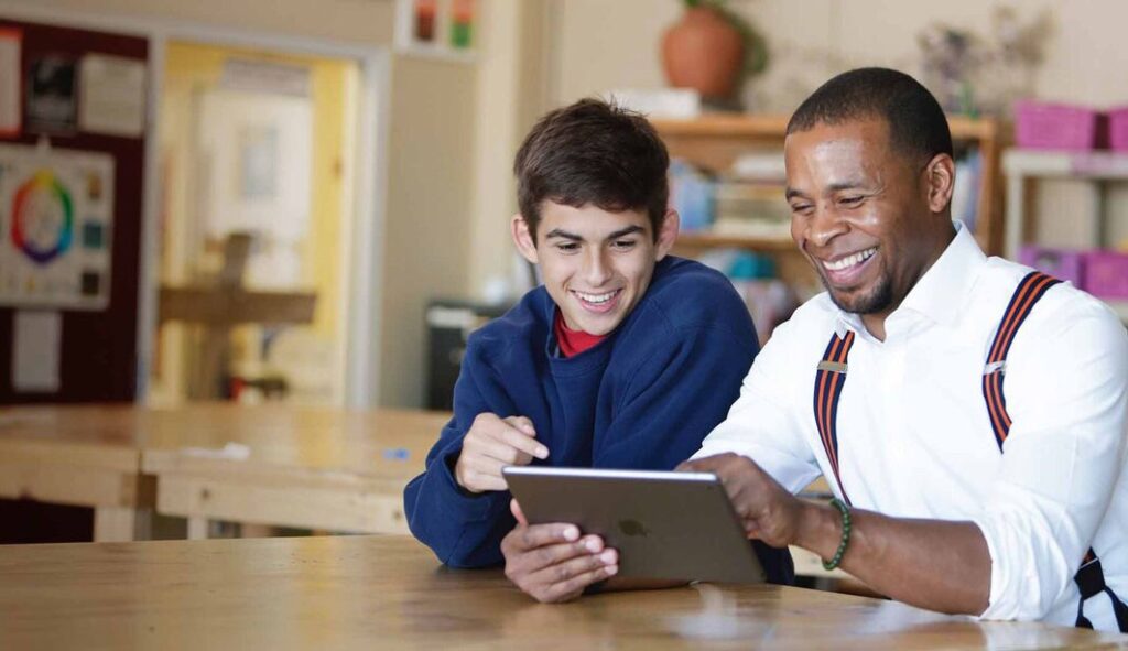 Apple Teacher TRAINING CENTER è una piattaforma che sostiene gli insegnanti nel loro percorso di aggiornamento professionale continuo con prodotti che li aiutano a creare esperienze di apprendimento coinvolgenti per gli studenti. Andiamo assieme alla scoperta dell'Apple Teacher.