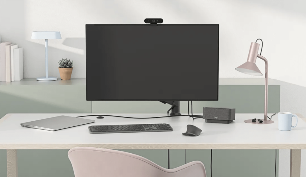 Logitech ha deciso di semplificare gli spazi di lavoro personali e migliorare l’esperienza delle riunioni video per i lavoratori da remoto e per chi adotta un’opzione di lavoro ibrida grazie al lancio di Logi Dock, una docking station all-in-one dotata di vivavoce integrato e di controlli one-touch per riunioni, che sarà certificata per Google Meet, Microsoft Teams e Zoom. Con Logi Dock, l’azienda punta a fornire ai professionisti una soluzione dal design elegante in grado di ottimizzare ogni scrivania e creare uno spazio di lavoro più produttivo, tenendo a mente anche il fatto che molte aziende stanno virando verso spazi di lavoro ibridi.

Scott Wharton, General Manager e Vice President di Logitech Video Collaboration, ha spiegato che Logi Dock nasce dal dialogo nato tra l’azienda e i suoi utenti finali durante la pandemia, in modo da capire come andare incontro alle loro esigenze e a individuare i punti deboli del lavoro da casa, in modo da andare ad agire su di essi. “Si tratta di una soluzione senza precedenti, semplice e moderna che coniuga elementi chiave per la collaborazione, come ad esempio il one-touch-to-join e un migliore controllo del muto. Soprattutto, Logi Dock consente di trasformare gli ingombranti ammassi di cavi normalmente sulla scrivania in un elegante spazio di lavoro che tutti aspiriamo ad avere”.