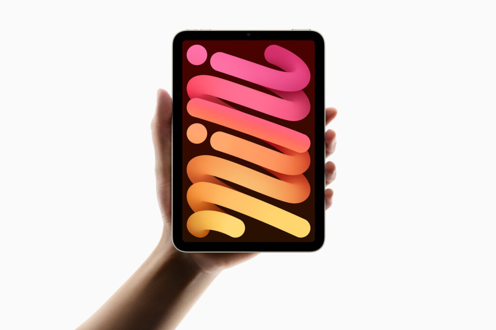 Mano che stringe un iPad Mini