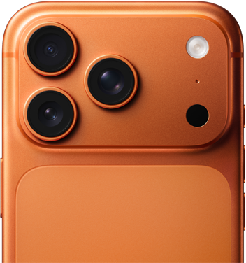 La metà superiore del retro di un iPhone 17 Pro arancione cosmico, con le tre fotocamere e il flash in primo piano
