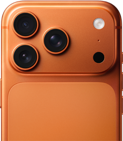 La metà superiore del retro di un iPhone 17 Pro arancione cosmico, con le tre fotocamere e il flash in primo piano