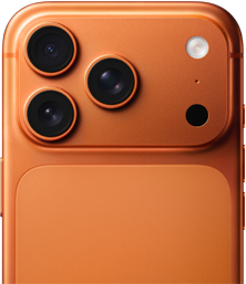 La metà superiore del retro di un iPhone 17 Pro arancione cosmico, con le tre fotocamere e il flash in primo piano