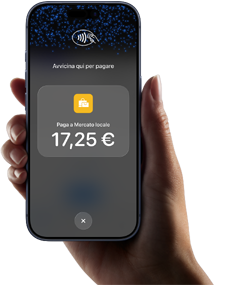 Una mano destra che tiene un iPhone sul cui display compaiono l’importo da pagare e le istruzioni per effettuare il pagamento contactless