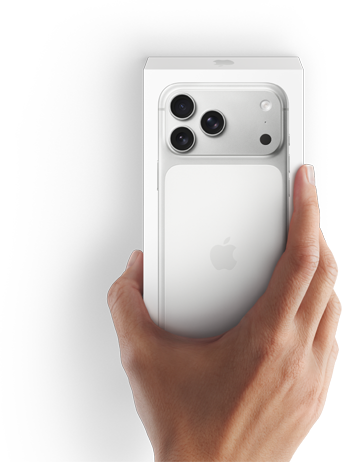 Una mano destra che tiene la scatola di un iPhone 17 con il telefono all’interno
