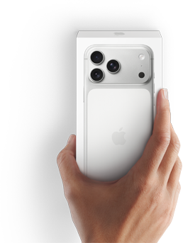 Una mano destra che tiene la scatola di un iPhone 17 con il telefono all’interno