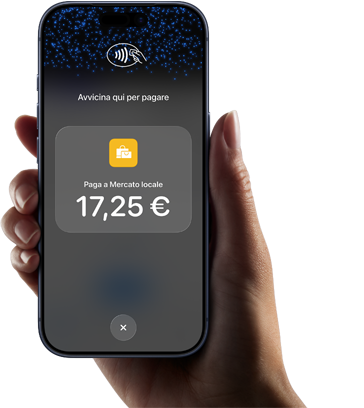 Una mano destra che tiene un iPhone sul cui display compaiono l’importo da pagare e le istruzioni per effettuare il pagamento contactless