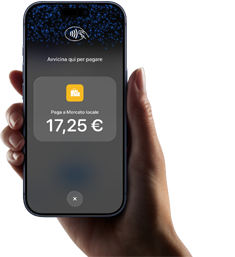 Una mano destra che tiene un iPhone sul cui display compaiono l’importo da pagare e le istruzioni per effettuare il pagamento contactless