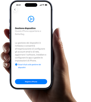 Una mano destra che tiene un iPhone sul cui display un testo spiega la funzione Gestione dispositivi e l’opzione per la registrazione