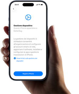 Una mano destra che tiene un iPhone sul cui display un testo spiega la funzione Gestione dispositivi e l’opzione per la registrazione