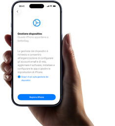Una mano destra che tiene un iPhone sul cui display un testo spiega la funzione Gestione dispositivi e l’opzione per la registrazione