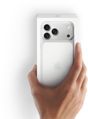 Una mano destra che tiene la scatola di un iPhone 17 con il telefono all’interno