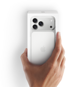 Una mano destra che tiene la scatola di un iPhone 17 con il telefono all’interno