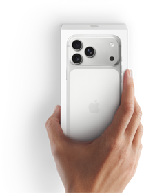 Una mano destra che tiene la scatola di un iPhone 17 con il telefono all’interno