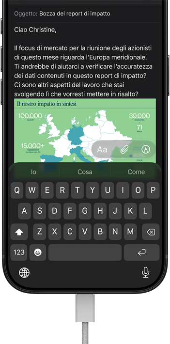 iPhone 18 Pro nero collegato a un alimentatore, il display mostra un’email di lavoro in Mail