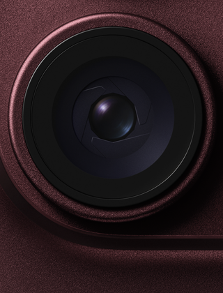 Obiettivo ad apertura variabile della fotocamera principale di un iPhone 18 Pro borgogna