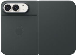 iPhone Duo bianco stellare, in una custodia in silicone sabbia, posizione orizzontale, completamente aperto, si nota la doppia fotocamera Dual Fusion in alto a sinistra, la custodia copre la parte posteriore e i bordi del display frontale, sul lato destro si nota il display esterno con l’immagine di una persona iPhone Duo bianco stellare in una custodia Folio blu marino appoggiato sul supporto, completamente aperto in orizzontale, sulla parte posteriore si notano la doppia fotocamera posteriore Fusion da 48MP, due obiettivi