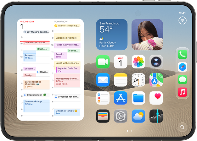 iPhone Duo aperto in posizione orizzontale, a sinistra si nota il widget del Calendario, mentre a destra la schermata Home di iOS