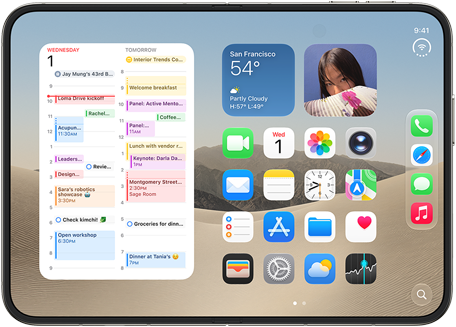iPhone Duo aperto in posizione orizzontale, a sinistra si nota il widget del Calendario, mentre a destra la schermata Home di iOS