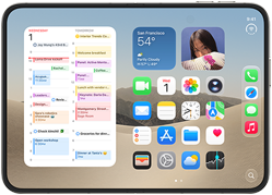 iPhone Duo aperto in posizione orizzontale, a sinistra si nota il widget del Calendario, mentre a destra la schermata Home di iOS