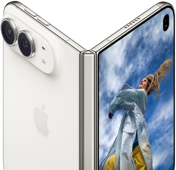 iPhone Duo parzialmente aperto in verticale, come un libro, sul pannello posteriore esterno a sinistra si nota il logo Apple e la doppia fotocamera, il display esterno a destra mostra la foto di una persona con i capelli biondi