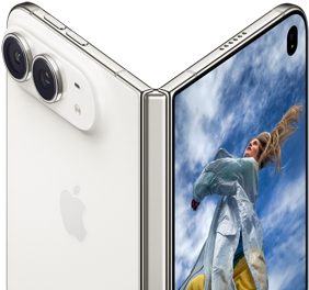 iPhone Duo parzialmente aperto in verticale, come un libro, sul pannello posteriore esterno a sinistra si nota il logo Apple e la doppia fotocamera, il display esterno a destra mostra la foto di una persona con i capelli biondi