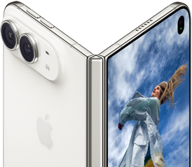 iPhone Duo parzialmente aperto in verticale, come un libro, sul pannello posteriore esterno a sinistra si nota il logo Apple e la doppia fotocamera, il display esterno a destra mostra la foto di una persona con i capelli biondi